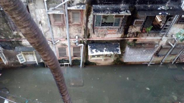 Waterlogging at Jai Bharat Nagar in Khar. Residents unable to leave their houses. (yesha kotak/hindustan times) Waterlogging at Jai Bharat Nagar in Khar. Residents unable to leave their houses. (yesha kotak/hindustan times)