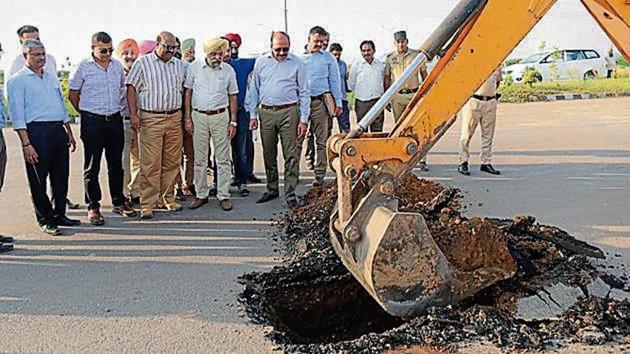 Punjab VB chief director BK Uppal along with PWD and GMADA officials inspecting Airport Road in Mohali on Tuesday.(HT Photo)