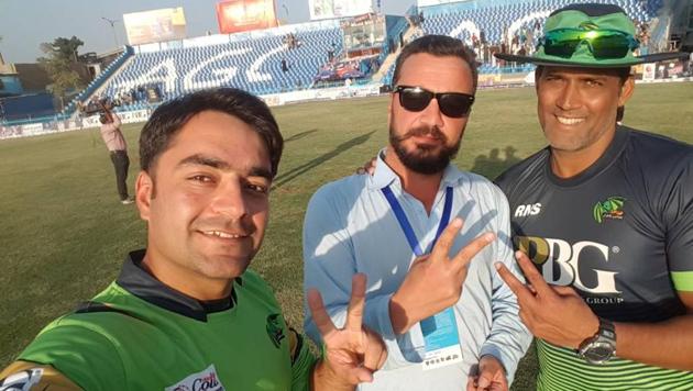 Umesh Patwal (R) with Afghanistan star Rashid Khan during the Shpageeza Cricket League. (HT Photo) Umesh Patwal (R) with Afghanistan star Rashid Khan during the Shpageeza Cricket League. (HT Photo)