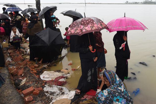 Rohingya refugees wait for aid at the Sha Porir DWIP in Teknef on September 20, 2017.(AFP)