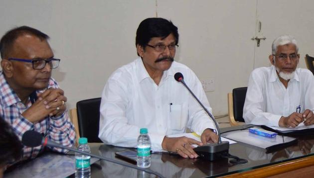 AU officials led by returning officer Prof RK Singh announcing the AUSU poll schedule. (HT Photo) AU officials led by returning officer Prof RK Singh announcing the AUSU poll schedule. (HT Photo)