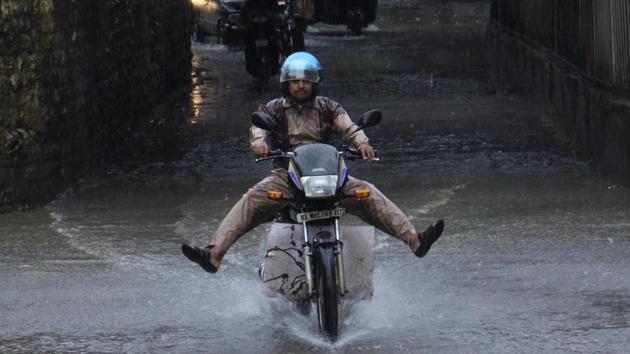 A man wades through the waterlogged Mulund subway (HT Photo) A man wades through the waterlogged Mulund subway (HT Photo)