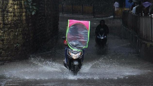 There were fewer vehicles on the roads as people stayed home, fearing the worst. (pramod thakur/hindustan times) There were fewer vehicles on the roads as people stayed home, fearing the worst. (pramod thakur/hindustan times)