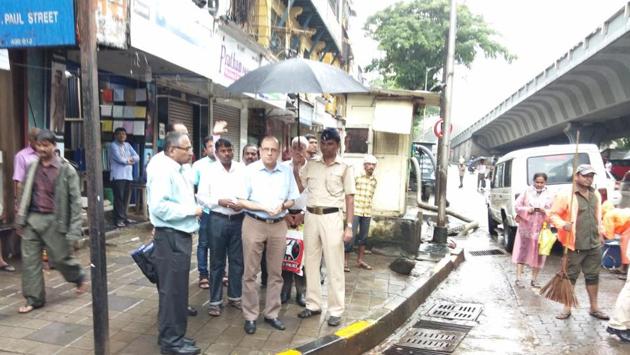 BMC chief Ajoy Mehta at Hindmata, Dadar, one of the areas prone to flooding. (eeshanpriya ms/hindustan times) BMC chief Ajoy Mehta at Hindmata, Dadar, one of the areas prone to flooding. (eeshanpriya ms/hindustan times)