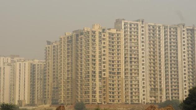 n Noida, a builder can deposit 10% of the total land dues and register flats by paying the remaining dues per housing unit. (Burhaan Kinu/HT PHOTO) n Noida, a builder can deposit 10% of the total land dues and register flats by paying the remaining dues per housing unit. (Burhaan Kinu/HT PHOTO)