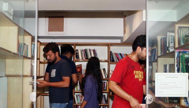 Commuters are greeted to the free library called Read Between The Lines, at the second floor of HUDA City Centre Metro Station, Gurgaon. (Prabhas Roy/HT Photo) Commuters are greeted to the free library called Read Between The Lines, at the second floor of HUDA City Centre Metro Station, Gurgaon. (Prabhas Roy/HT Photo)