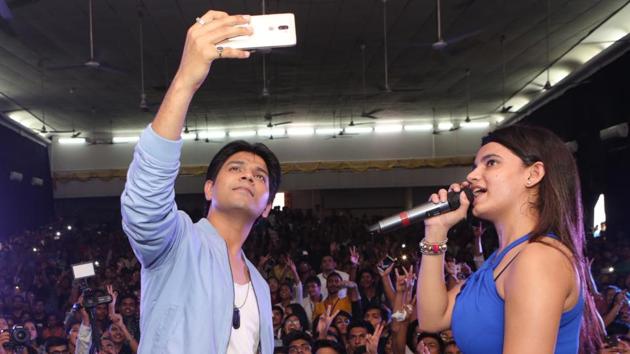 Singer Ankit Tiwari took a selfie with the crowd ar Shri Ram College of Commerce, Delhi University.(Manoj Verma/ HT Photo)