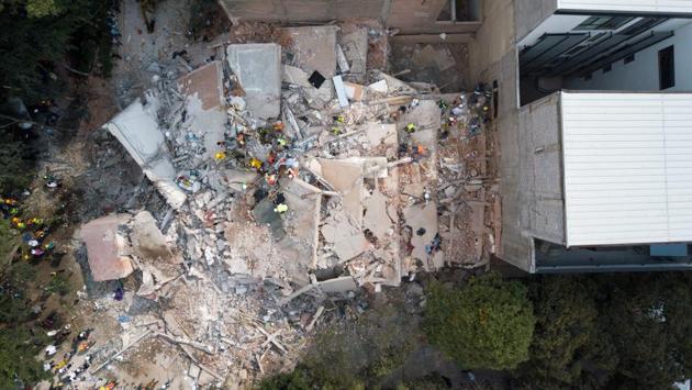 Emergency personnel in Mexico City, a metropolitan region of about 20 million people, searched frantically with picks and shovels for survivors beneath the rubble of what the sprawling city’s mayor calculated to be as many as 44 collapsed buildings, including at least one primary school. The media in Mexico reported that families were getting WhatsApp messages pleading for help from desperate relatives trapped under the debris. (Rafael Arias / Social Media / via REUTERS ) Emergency personnel in Mexico City, a metropolitan region of about 20 million people, searched frantically with picks and shovels for survivors beneath the rubble of what the sprawling city’s mayor calculated to be as many as 44 collapsed buildings, including at least one primary school. The media in Mexico reported that families were getting WhatsApp messages pleading for help from desperate relatives trapped under the debris. (Rafael Arias / Social Media / via REUTERS )