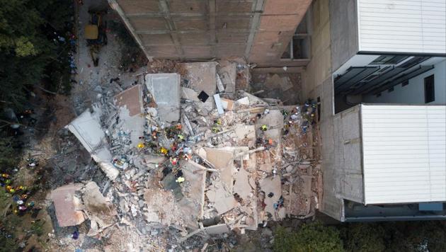 Search and rescue operations are carried out at the site of a collapsed building after an earthquake in Condesa, Mexico City. (Reuters Photo) Search and rescue operations are carried out at the site of a collapsed building after an earthquake in Condesa, Mexico City. (Reuters Photo)