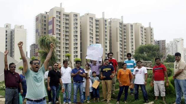 Buyers protest against Unitech at Sector-33 in Gurgaon. (HT File Photo) Buyers protest against Unitech at Sector-33 in Gurgaon. (HT File Photo)