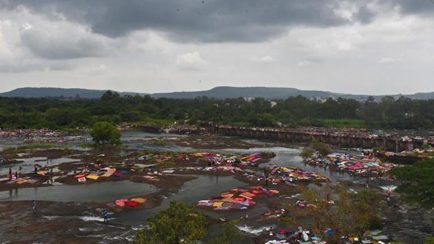 An aerial view of people washing clothes and bed sheets at Khadakwasla dam in Pune on Sunday.  (Pratham Gokhale/HT PHOTO) 