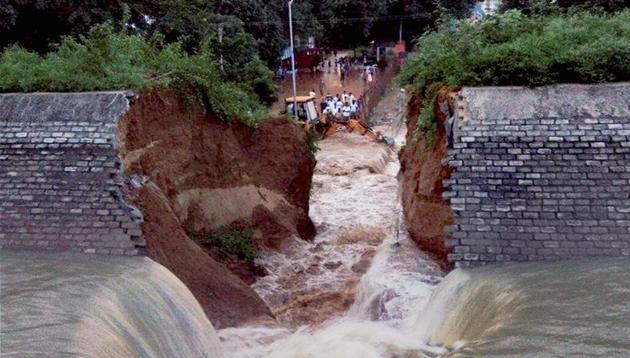 The wall of Kohalgaon dam which collapsed during the trial run and inundated nearby areas of a township in Bhagalpur on Wednesday, ahead of its scheduled inauguration by Bihar Chief Minister Nitish Kumar.(PTI)