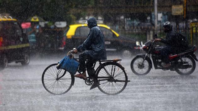 People brave the heavy rain to get to work at CST. (Pratik Chorge/HT Photo)