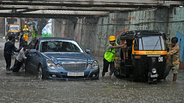 Vehicles face a tough time navigating the waterlogged Andheri subway. (Shashi S Kashyap/HT PHOTO)
