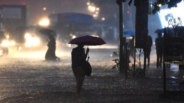 Heavy downpour was received at Jogeshwari (W), Mumbai on yesterday night. In Thane, several areas were waterlogged during the night owing to heavy rainfall. More than seventeen trees also fell since Tuesday afternoon during the heavy downpour. (Satyabrata Tripathy / HT Photo) Heavy downpour was received at Jogeshwari (W), Mumbai on yesterday night. In Thane, several areas were waterlogged during the night owing to heavy rainfall. More than seventeen trees also fell since Tuesday afternoon during the heavy downpour. (Satyabrata Tripathy / HT Photo)