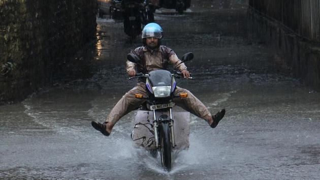 A man rides drive through the waterlogged Malad subway. (Pramod Thakur/HT PHOTO)
