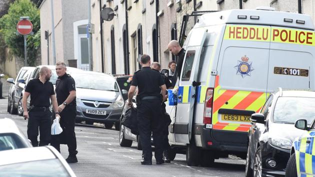 Police officers stand outside a house being searched after three men were arrested in connection with an explosion on the London Underground, in Newport, Wales, Britain. (Reuters Photo) Police officers stand outside a house being searched after three men were arrested in connection with an explosion on the London Underground, in Newport, Wales, Britain. (Reuters Photo)