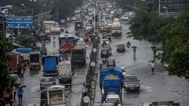 Traffic bottled up at LBS Road, Kurla due to the flooded roads. (Satish Bate/HT Photo)