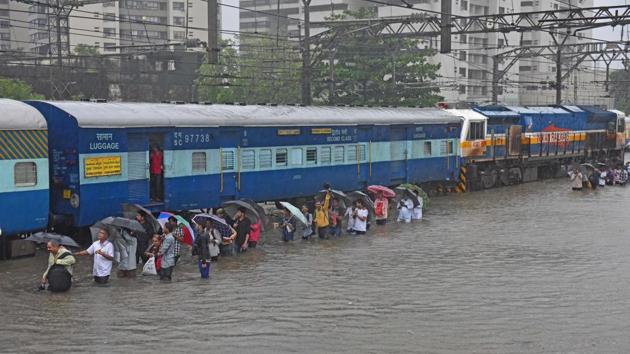 Waterlogging on railway tracks due to heavy rains at Kurla in Mumbai on August 29, 2017 (Satyabrata Tripathy/HT Photo) Waterlogging on railway tracks due to heavy rains at Kurla in Mumbai on August 29, 2017 (Satyabrata Tripathy/HT Photo)