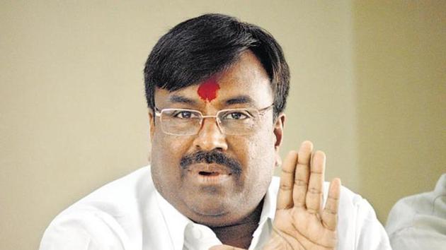 Finance minister Sudhir Mungantiwar said the government could not think of lowering taxes as the state exchequer was not in position to bear such a loss.(HT File)