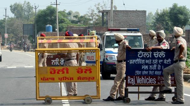 Punjab police personnel stand guard at a nakka in Sangrur on Thursday ahead of the five-day protest from Friday against the state government for not fulfilling promises mentioned in the election manifesto. (HT Photo) Punjab police personnel stand guard at a nakka in Sangrur on Thursday ahead of the five-day protest from Friday against the state government for not fulfilling promises mentioned in the election manifesto. (HT Photo)