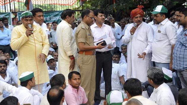 Farmers protested against the Noida authority in Noida.(Sunil Ghosh/HT photo)