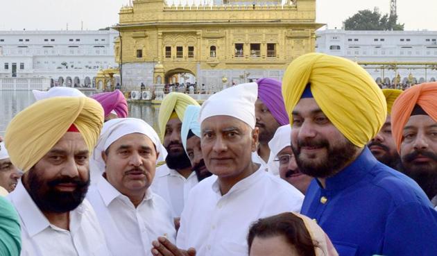 Before kicking off his election campaign, Jakhar, along with Punjab local bodies minister Navjot Singh Sidhu and Congress MLAs from Amritsar and Gurdaspur districts, visited the Golden Temple and Durgiana Temple to pay obeisance. (Sameer Sehgal/HT) Before kicking off his election campaign, Jakhar, along with Punjab local bodies minister Navjot Singh Sidhu and Congress MLAs from Amritsar and Gurdaspur districts, visited the Golden Temple and Durgiana Temple to pay obeisance. (Sameer Sehgal/HT)