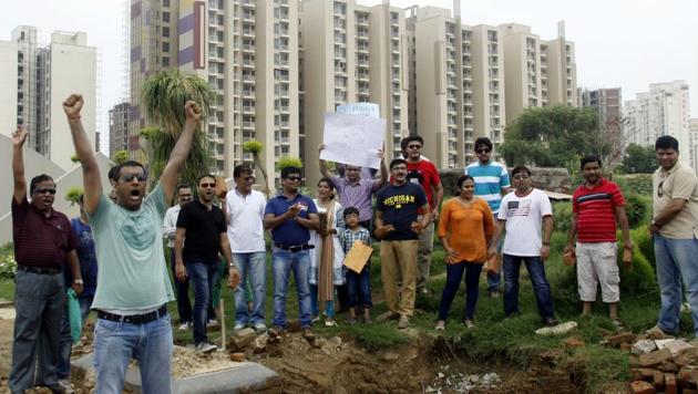 Buyers protest against Unitech at Sector 33 in Gurgaon in July 2014. (Manoj Kumar/HT File Photo) Buyers protest against Unitech at Sector 33 in Gurgaon in July 2014. (Manoj Kumar/HT File Photo)