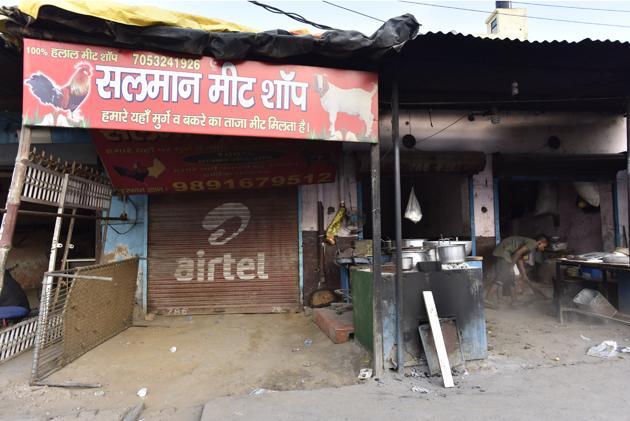 The rightwing outfit shut down around 35 meat shops at the CRPF chowk, Sheetla Mata Road and Gurgaon bus stand on Monday. (Sanjeev Verma/HT PHOTO) The rightwing outfit shut down around 35 meat shops at the CRPF chowk, Sheetla Mata Road and Gurgaon bus stand on Monday. (Sanjeev Verma/HT PHOTO)