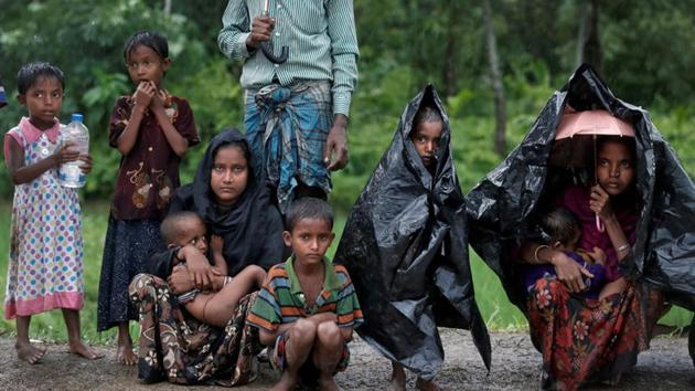 Rohingya refugees wait for aid in Cox's Bazar, Bangladesh, September 20, 2017. (REUTERS) Rohingya refugees wait for aid in Cox's Bazar, Bangladesh, September 20, 2017. (REUTERS)