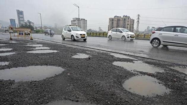 Maharashtra saw a seven-fold increase in deaths owing to potholes in 2015.(HT File)