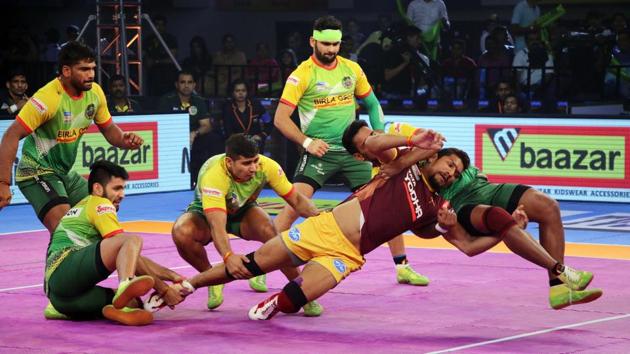 UP Yoddha emerged 46-41 winners over Patna Pirates in their Pro Kabaddi League clash on Thursday.(HT Photo)