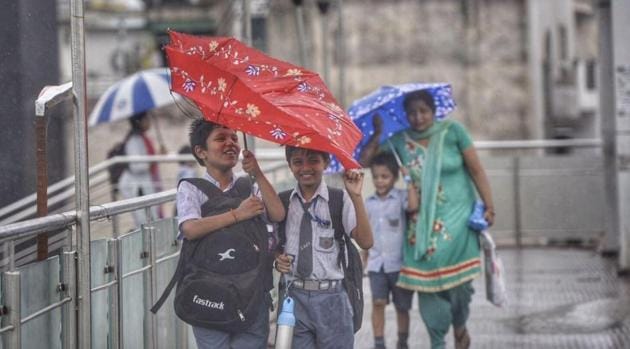 Delhiites woke up to an overcast sky on Friday morning and the mercury dipped as some parts of the city received rain.(Ravi Choudhary / HT Photo) Delhiites woke up to an overcast sky on Friday morning and the mercury dipped as some parts of the city received rain.(Ravi Choudhary / HT Photo)