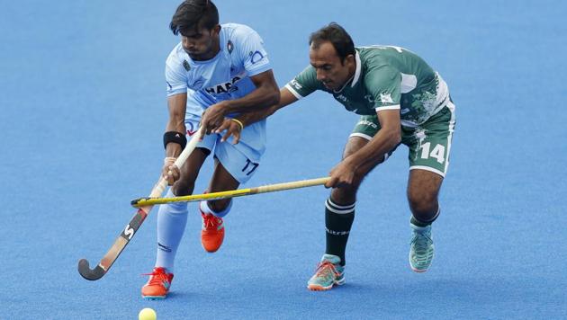 India's Mandeep Singh, left, and Pakistan's Muhammad Umar Bhutta in action during the FIH Men's World Hockey League match at Lee Valley Hockey Centre, London, on June 24, 2017. Pakistan have threatened to withdraw from the 2018 Hockey World Cup to be held in India in 2018.(AP)