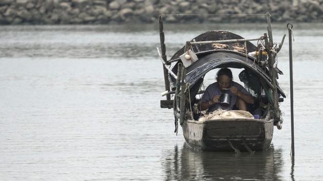 Despite government incentives for relocating into homes on land, some older Tankas are holding fast to their ancestral occupation. (Fred Dufour / AFP)