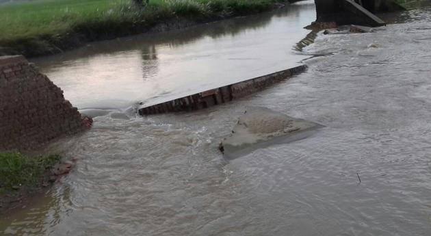 A portion of the wall of Rahua embankment over Bilasi river breached in Sahkund block of Bhagalpur district.(HT photo) A portion of the wall of Rahua embankment over Bilasi river breached in Sahkund block of Bhagalpur district.(HT photo)