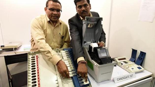 Election Commission of India officer conducting a live demonstration of the workings of the EVM and VVPAT machine in New Delhi.(HT File Photo)