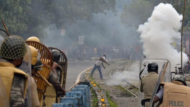 On June 5, 2017, Mamata Banerjee’s government provoked the GJM in Darjeeling by announcing that Bengali should be a compulsory subject from Class 1 to 10. This resulted in clashes between police and GJM supporters on June 8, and an initial call for a 12-hour bandh on June 9, which later evolved into the indefinite bandh the following day. (Diptendu Dutta / AFP) On June 5, 2017, Mamata Banerjee’s government provoked the GJM in Darjeeling by announcing that Bengali should be a compulsory subject from Class 1 to 10. This resulted in clashes between police and GJM supporters on June 8, and an initial call for a 12-hour bandh on June 9, which later evolved into the indefinite bandh the following day. (Diptendu Dutta / AFP)