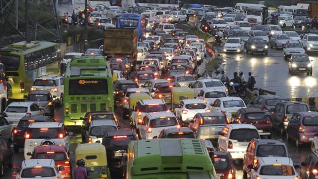 Traffic moved slow on major roads such as the Delhi-Noida-Direct (DND) Flyway and Noida-Delhi Link Road as well. Long snarls were witnessed during the evening rush hour, due to the rush of commuters heading towards Delhi.(Sunil Ghosh/HT Photo)