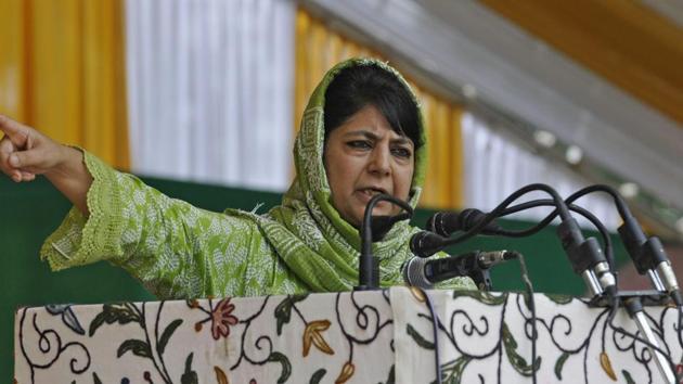 Jammu and Kashmir Chief Minister Mehbooba Mufti addressing supporters during a function in Srinagar, India.(HT File Photo)