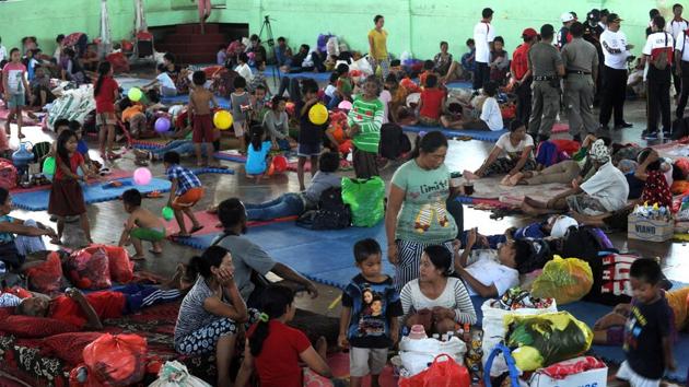 Villagers rest after being evacuated during the raised alert levels for the volcano on Mount Agung in Klungkung regency on the Indonesian resort island of Bali on September 22, 2017. (AFP Photo) Villagers rest after being evacuated during the raised alert levels for the volcano on Mount Agung in Klungkung regency on the Indonesian resort island of Bali on September 22, 2017. (AFP Photo)