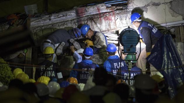 Search and rescue team members work to bring down a large piece of concrete during rescue efforts at the Enrique Rebsamen school in Mexico City, Mexico, on September 21, 2017. (AP Photo) Search and rescue team members work to bring down a large piece of concrete during rescue efforts at the Enrique Rebsamen school in Mexico City, Mexico, on September 21, 2017. (AP Photo)