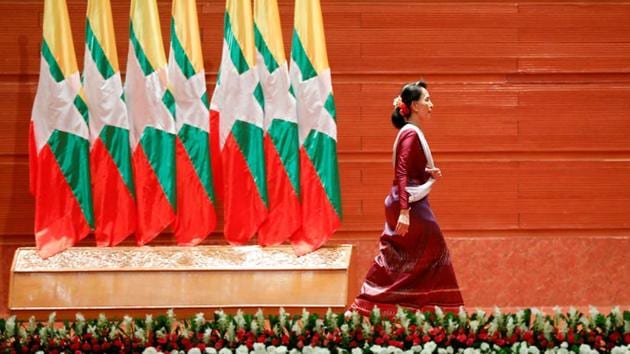Myanmar State Counselor Aung San Suu Kyi walks off the stage after delivering a speech to the nation over Rakhine and Rohingya situation, in Naypyitaw, Myanmar September 19, 2017(REUTERS)