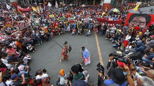 Waving red flags and carrying placards that read ‘Stop the Killings,’ left-wing groups gathered in three areas of Manila, including a bridge leading to the presidential palace. They assembled later at a park by Manila Bay for the main protest. Another group of protesters staged a separate rally at the Commission on Human Rights, which has been repeatedly denounced by Duterte for raising an alarm over his ati-drug campaign that has left thousands dead. (Bullit Marquez / AP) Waving red flags and carrying placards that read ‘Stop the Killings,’ left-wing groups gathered in three areas of Manila, including a bridge leading to the presidential palace. They assembled later at a park by Manila Bay for the main protest. Another group of protesters staged a separate rally at the Commission on Human Rights, which has been repeatedly denounced by Duterte for raising an alarm over his ati-drug campaign that has left thousands dead. (Bullit Marquez / AP)