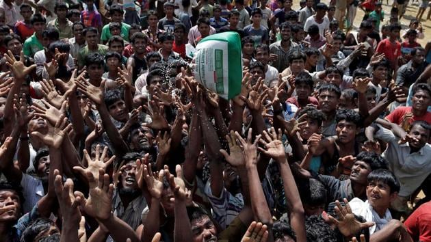 Rohingya refugees react as aid is distributed in Cox's Bazar, Bangladesh, September 21, 2017.(REUTERS)