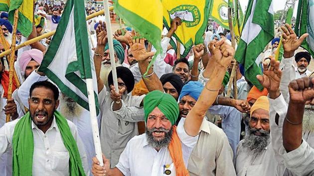Farmers protest against the Punjab government at Mehmudpur near Patiala on Friday. (Bharat Bhushan/HT) Farmers protest against the Punjab government at Mehmudpur near Patiala on Friday. (Bharat Bhushan/HT)