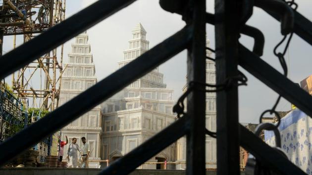 The puja organisers at Mohammad Ali Park locked the gates after people rushed to see the Asura dressed as a doctor. (Samir Jana/HT Photo) The puja organisers at Mohammad Ali Park locked the gates after people rushed to see the Asura dressed as a doctor. (Samir Jana/HT Photo)
