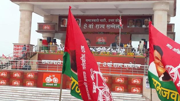 Samajwadi Party president Akhilesh Yadav addresses the state convention, which unanimously re-elected Naresh Uttam as the party’s president in Uttar Pradesh.(HT Photo)