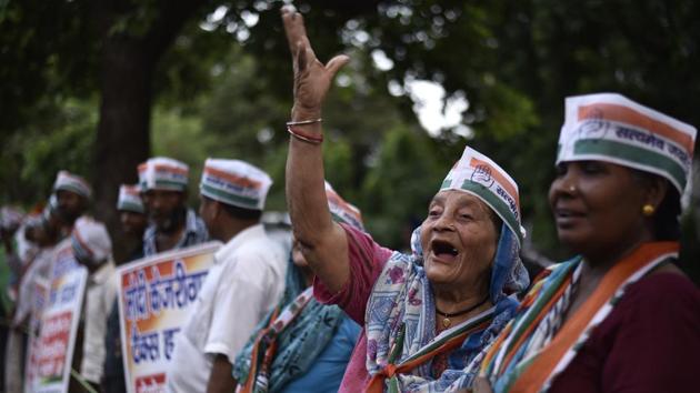 DPCC workers and activists formed a human chain to protest against Prime Minister Narendra Modi and Delhi government for the recently hiked petrol and diesel prices, in New Delhi, India. (Burhaan Kinu/HT PHOTO) DPCC workers and activists formed a human chain to protest against Prime Minister Narendra Modi and Delhi government for the recently hiked petrol and diesel prices, in New Delhi, India. (Burhaan Kinu/HT PHOTO)