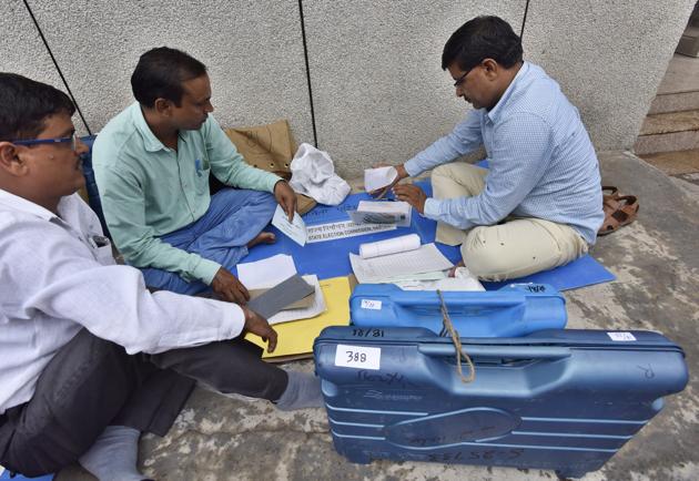 Polling officials busy with preparations a day ahead of the MCG elections. (Sanjeev Verma/HT PHOTO) Polling officials busy with preparations a day ahead of the MCG elections. (Sanjeev Verma/HT PHOTO)